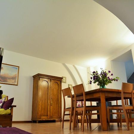 Alle scalette del Duomo Orvieto Esterno foto