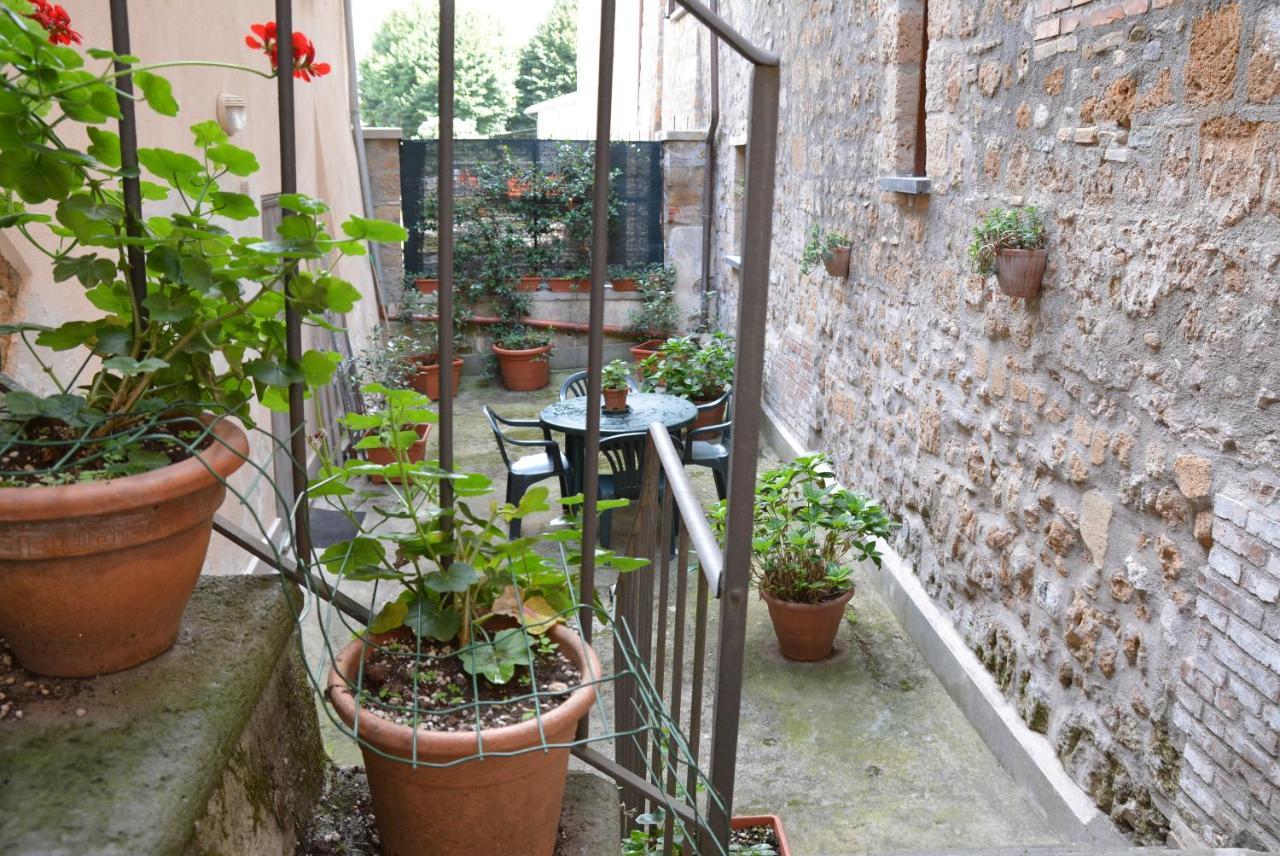 Alle scalette del Duomo Orvieto Esterno foto